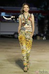 Mezcla de estampados en el desfile de Desigual primavera/verano 2013 en la pasarela 080 de Barcelona