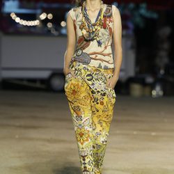 Mezcla de estampados en el desfile de Desigual primavera/verano 2013 en la pasarela 080 de Barcelona