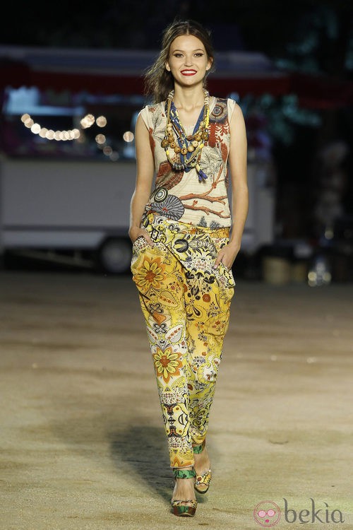 Mezcla de estampados en el desfile de Desigual primavera/verano 2013 en la pasarela 080 de Barcelona