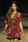 Clara Alonso con un vestido de tendencia tribal en el desfile de Desigual en la pasarela 080 de Barcelona primavera/verano 2013