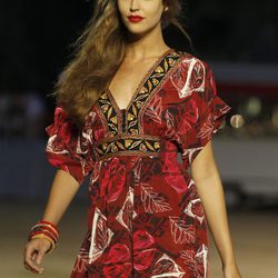 Clara Alonso con un vestido de tendencia tribal en el desfile de Desigual en la pasarela 080 de Barcelona primavera/verano 2013