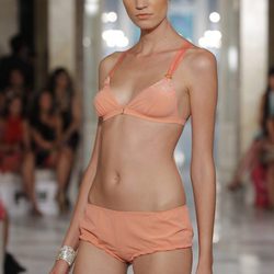 Sujetador y braguita color salmón de Guillermina Baeza en la pasarela 080 de Barcelona primavera/verano 2013