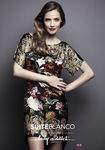 Silvia Zamora, Lady Addict, con vestido estampado de SuiteBlanco