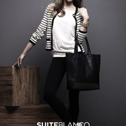 Silvia Zamora, Lady Addict, con chaqueta de estampado navy de SuiteBlanco