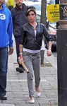 Amy Winehouse con jeans y cazadora de cuero