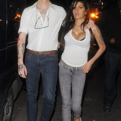 Amy Winehouse con vaqueros y camiseta básica blanca 