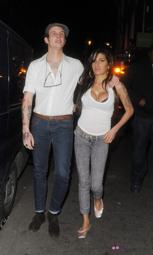 Amy Winehouse con vaqueros y camiseta básica blanca 