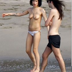 Amy Winehouse en bikini sin la parte de arriba en la playa