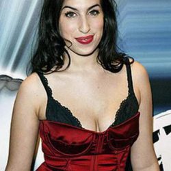 Amy Winehouse deja asomar su sujetador con un ajustado vestido rojo