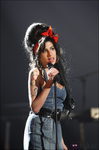 Amy Winehouse con un vestido denim y pañuelo en la cabeza