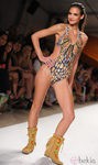 Traje de baño con estampado tribal de Agua Bendita en la Mercedes Benz Fashion Week Swim 2013 en Miami