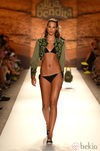 Bikini negro y chaqueta verde militar de Agua Bendita en la Mercedes Benz Fashion Week Swim 2013 en Miami