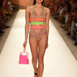 Traje de baño con detalles flúor de Agua Bendita en la Mercedes Benz Fashion Week Swim en Miami 2013