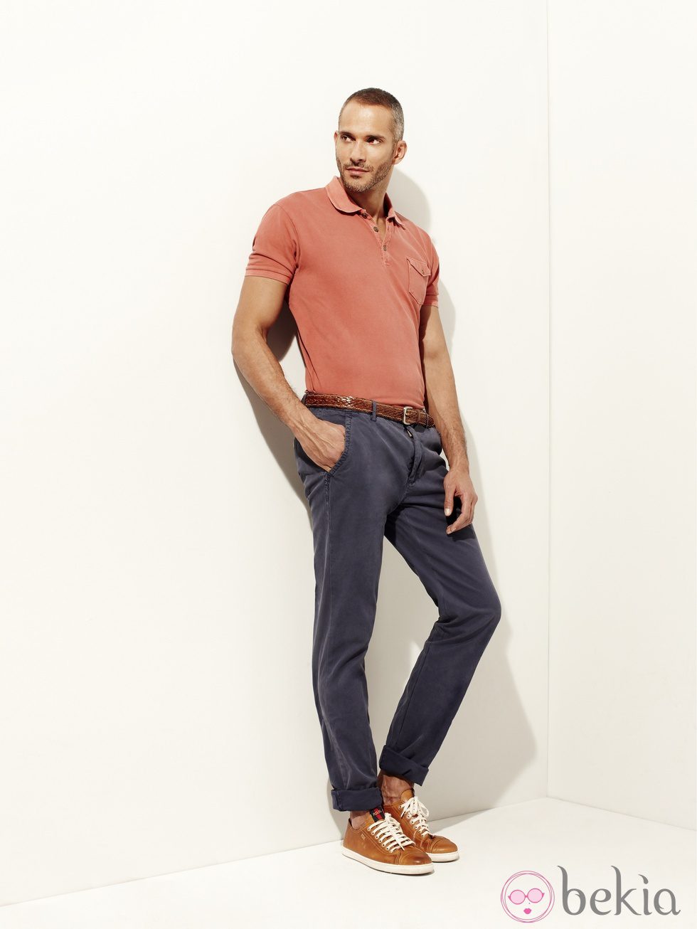 Polo naranja y pantalones azul marino de la colección verano 2012 de la línea masculina de Pedro del Hierro