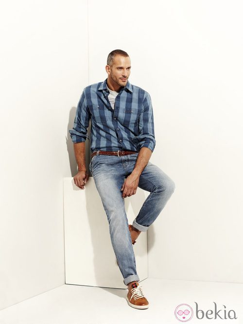 Camisa de cuadros en tonos azules y jeans de la colección verano 2012 de la línea masculina de Pedro del Hierro