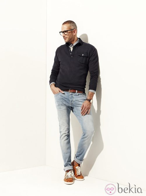 Jersey azul marino y jeans de la colección verano 2012 de la línea masculina de pedro del Hierro