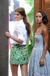 Bianca Brandolini con camisa blanca y falda verde con detalles dorados