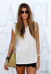 Bianca Brandolini con camiseta blanca y shorts de encaje