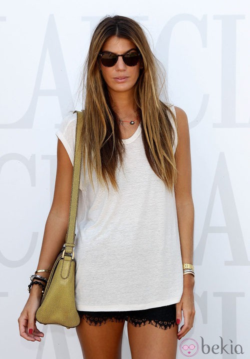 Bianca Brandolini con camiseta blanca y shorts de encaje