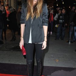 Bianca Brandolini con blazer gris y botas altas de cordón