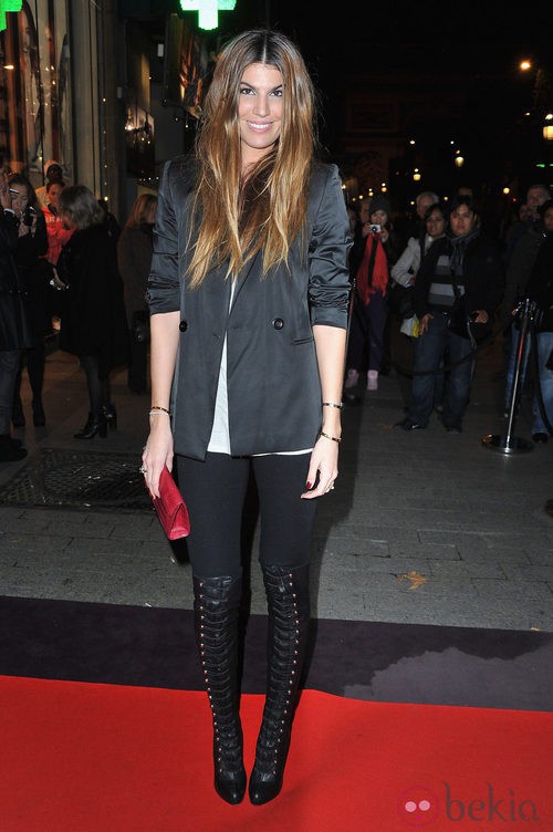 Bianca Brandolini con blazer gris y botas altas de cordón