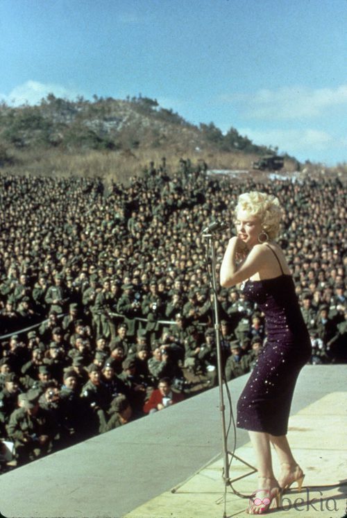 Marilyn con un vestido color berenjena de paillettes en 1954