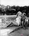 La actriz Marilyn Monroe en bañador junto a Arthur Miller 