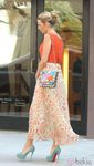 Blake lively con un conjunto multicolor en el rodaje de 'Gossip Girl'