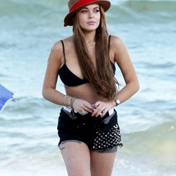 Lindsay Lohan con sombrero en las playas de Malibú