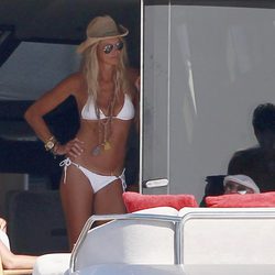 Elle Macpherson con un bikini blanco en ibiza