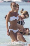 Paula Echevarría con un bikini blanco a la orilla del mar
