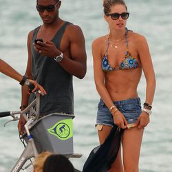 Doutzen Kroes con bikini, shorts y gafas de sol de vacaciones en Miami