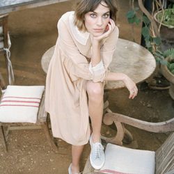 Alexa Chung posando para una campaña de moda