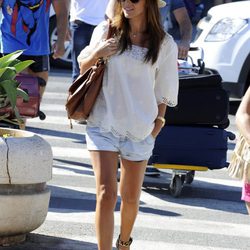 Paula Echevarría con shorts vaqueros y camisola blanca