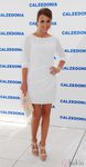 Paula Echevarría con un vestido blanco de manga tres cuartos