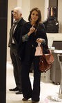 Paula Echevarría con pantalones negros y capa negra