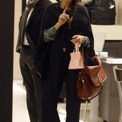 Paula Echevarría con pantalones negros y capa negra