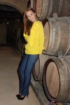 Paula Echevarría con vaqueros y camisa amarilla