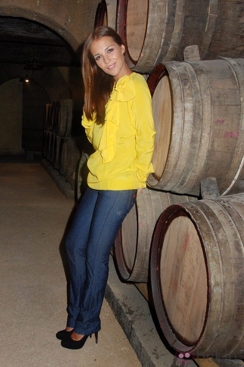 Paula Echevarría con vaqueros y camisa amarilla