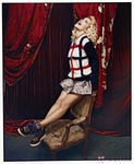 Rita Ora posa con jersey y falda vintage para la revista Asos Magazine