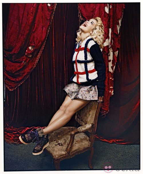 Rita Ora posa con jersey y falda vintage para la revista Asos Magazine