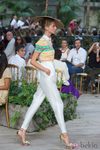Traje pantalón, camisa estamapada con pantalón blanco combinado con un tocado y zapatos de plataforma dorados de la colección primavera-verano 2013 de la