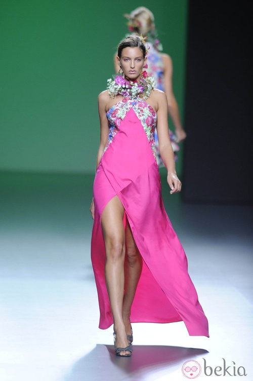 Vestido rosa fucsia atado al cuello y collar de flores en la colección primavera/verano 2013 de Devota&Lomba