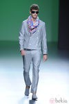 Traje gris plata con fular de flores en la colección primavera/verano 2013 de Devota&Lomba