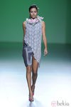 Vestido gris plata de corte inclinado en la colección primavera/verano 2013 de Devota&Lomba