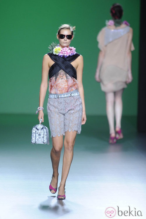 Pantalón gris bordado y camiseta de escote cruzado negro en la colección primavera/verano 2013 de Devota&Lomba