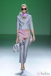 Traje femenino gris metálico y gafas de sol en la colección primavera/verano 2013 de Devota&Lomba