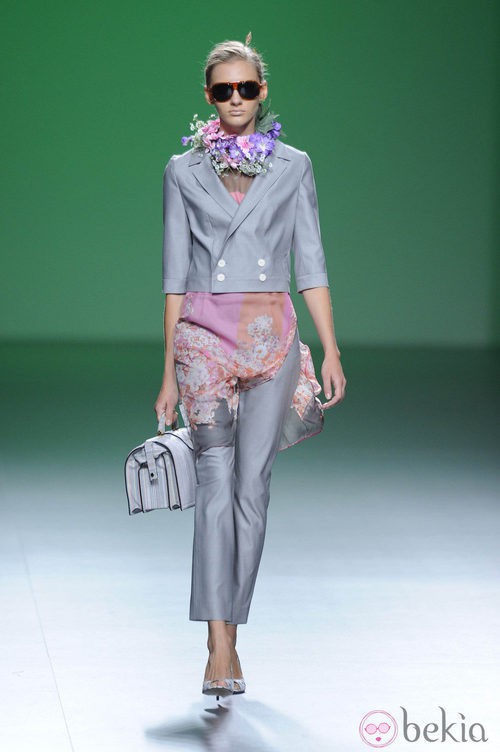 Traje femenino gris metálico y gafas de sol en la colección primavera/verano 2013 de Devota&Lomba