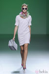 Vestido rosa palo con gafas de sol y collar de flores en la colección primavera/verano 2013 de Devota&Lomba
