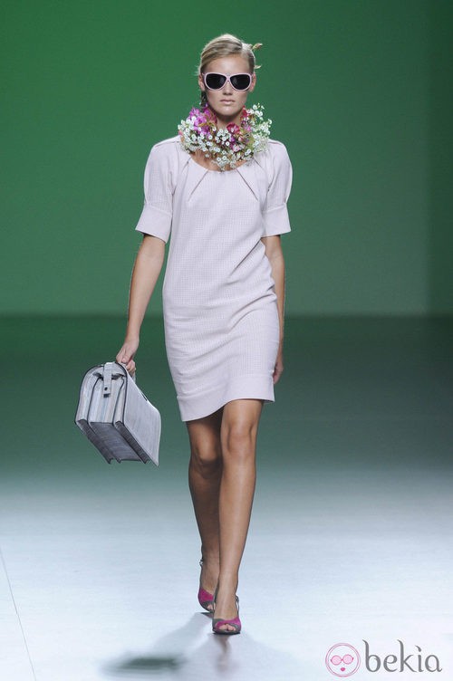 Vestido rosa palo con gafas de sol y collar de flores en la colección primavera/verano 2013 de Devota&Lomba